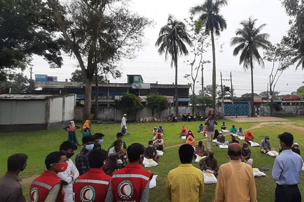 নীলফামারীতে দুস্থদের মাঝে ত্রাণ বিতরণ