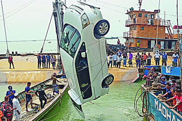 ঝড়ের মধ্যে চোখের পলকে উল্টে নদীতে  মাইক্রোবাস