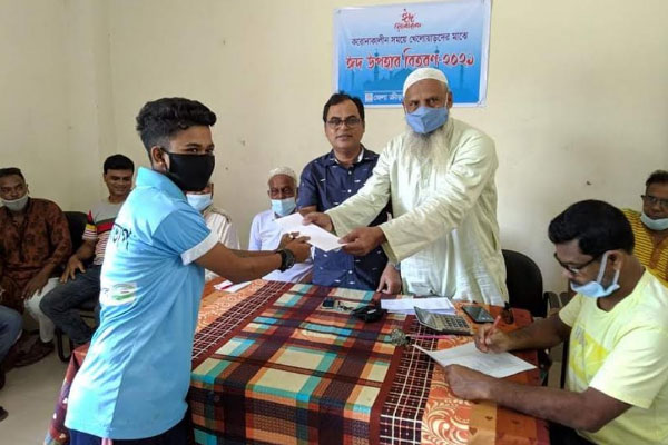 বরগুনায় খেলোয়াড়দের মাঝে ঈদ উপহার বিতরণ