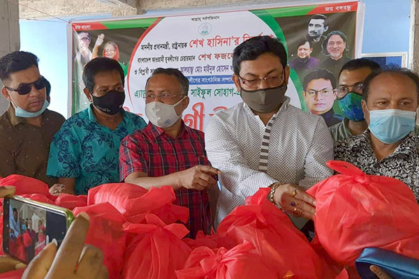 কলাপাড়ায় অসহায়দের মাঝে ঈদ উপহার বিতরণ