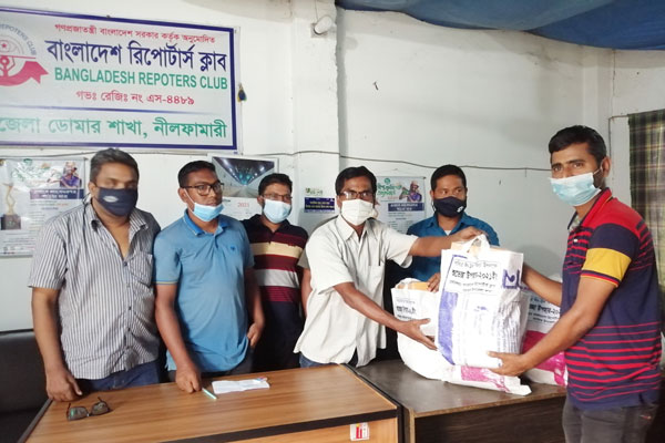 ডোমারে রিপোর্টার্স ক্লাবের শুভেচ্ছা উপহার