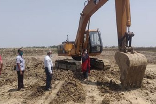 বড়াইগ্রামে কৃষি জমিতে পুকুর খনন করায় দুইজনকে জরিমানা