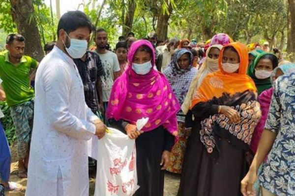 ভালুকায় যুবলীগ নেতার ঈদ উপহার বিতরণ