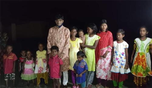 চাঁদ রাতে ঈদের নতুন পোশাক নিয়ে দুস্থ শিশুদের বাড়ি ইউএনও