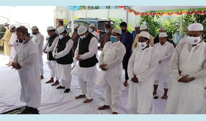 বরিশালে স্বাস্থ্যবিধি মেনে ঈদের জামাত অনুষ্ঠিত 