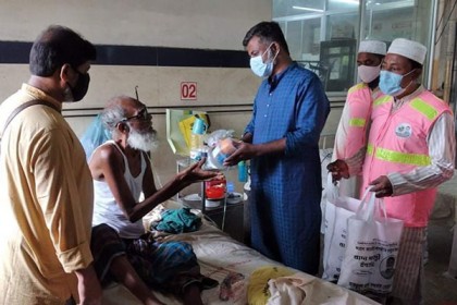 হাসপাতালে করোনা রোগীদের সাথে শুভেচ্ছা বিনিময় ‘টিম খোরশেদ’র
