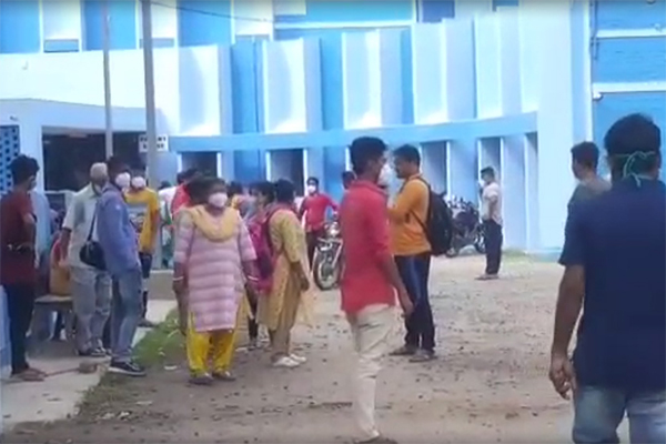 পচে দুর্গন্ধ ছড়াচ্ছে করোনা রোগীর মরদেহ, হাসপাতালে বিক্ষোভ