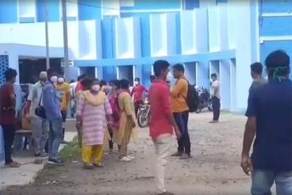 পচে দুর্গন্ধ ছড়াচ্ছে করোনা রোগীর মরদেহ, হাসপাতালে বিক্ষোভ
