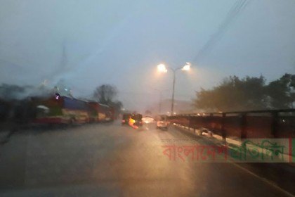 রোদ কাটিয়ে রাজধানীতে হঠাৎ ঝুম বৃষ্টি
