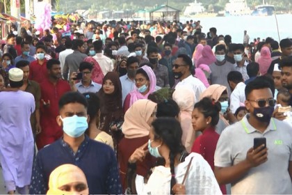 বরিশালে 
পার্কে হাজারো মানুষের ভিড়