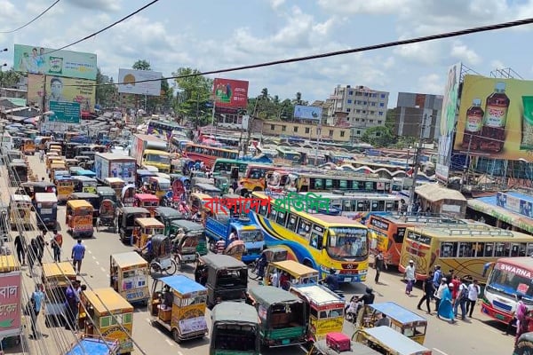 বরিশালে রাজধানীমু‌খী মানু‌ষের চর‌ম দুর্ভোগ