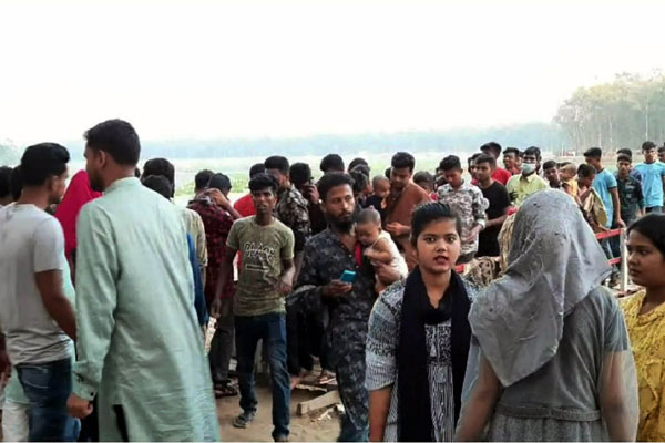 
নবাবগঞ্জ জাতীয় উদ্যানে 
মানুষের ঢল