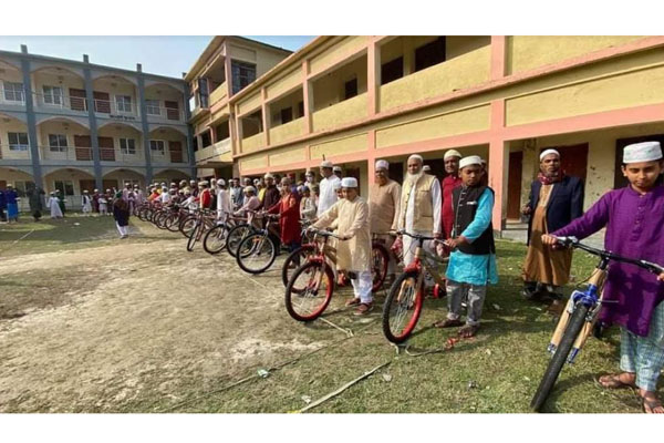 নামাজ আদায়ে পুরস্কার পেল ৪০ কিশোর