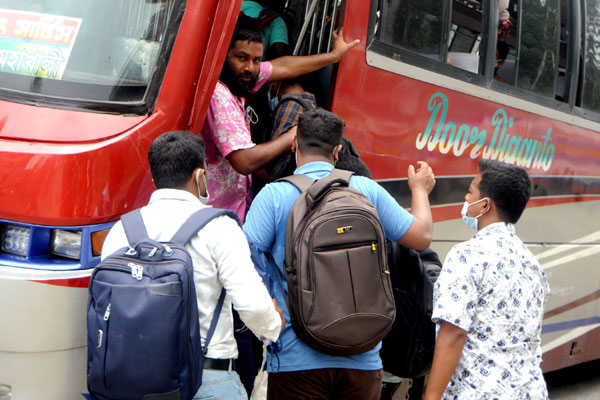 ঈদ শেষে বগুড়া থেকে ঢাকায় ফিরছে মানুষ