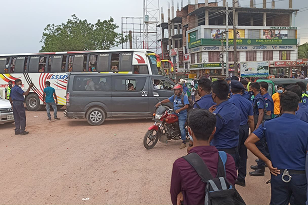 ঢাকায় ফিরছে মানুষ