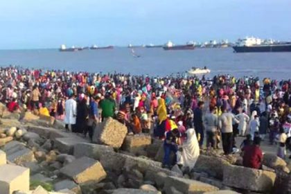 পতেঙ্গা সমুদ্রসৈকতে মানুষের ঢল

