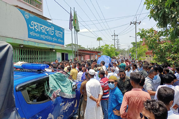 বরিশালে চাঁদাবাজি মামলায় গ্রেফতার আওয়ামী লীগ কর্মীর মুক্তির দাবিতে থানা ঘেরাও