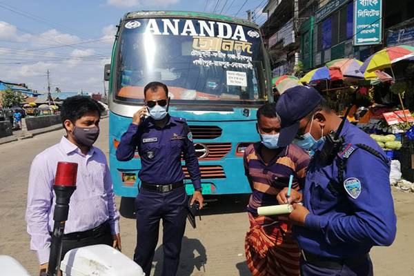নোয়াখালীতে লকডাউন অমান্য করায় ১০ মামলা, ৩ গাড়ি জব্দ
