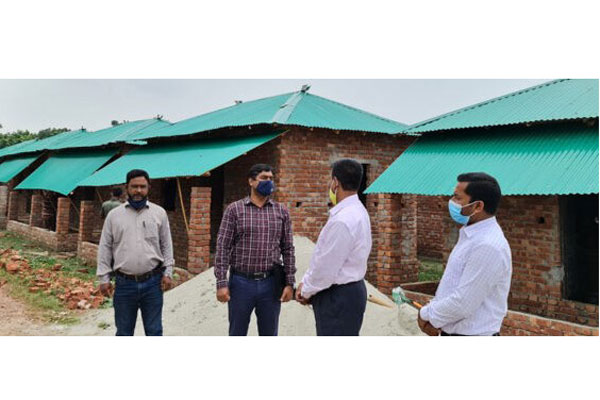 সিংড়ায় গৃহ নির্মাণ কাজ পরিদর্শনে জেলা প্রশাসক
