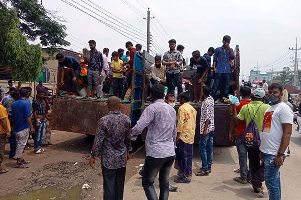 ঝুঁকি নিয়ে গাদাগাদি করে বগুড়া থেকে কর্মস্থলে ফিরছে শ্রমজীবী মানুষ