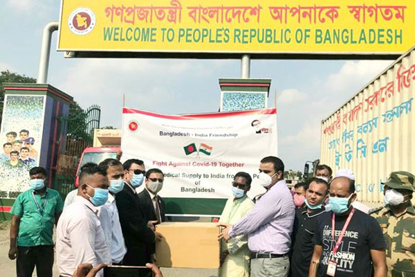 বেনাপোল হয়ে ভারতে গেল জরুরি ওষুধ ও চিকিৎসা সরঞ্জাম