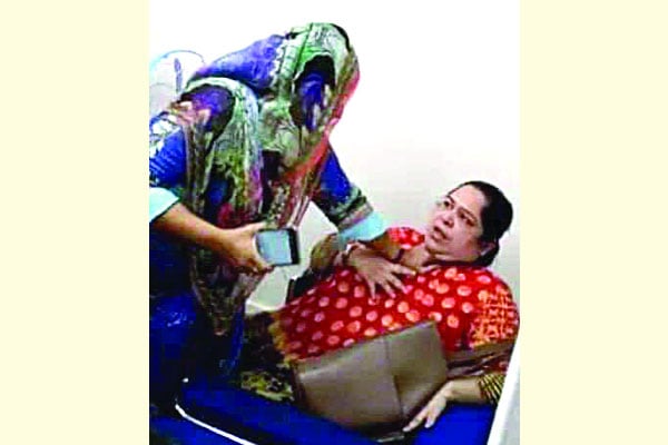 স্বাস্থ্য সচিবের দফতরে সাংবাদিককে হেনস্তার পর থানায় সোপর্দ, মামলা
