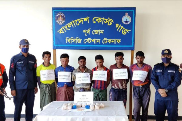 টেকনাফে ইয়াবাসহ নৌকা জব্দ; ৬ পাচারকারী আটক