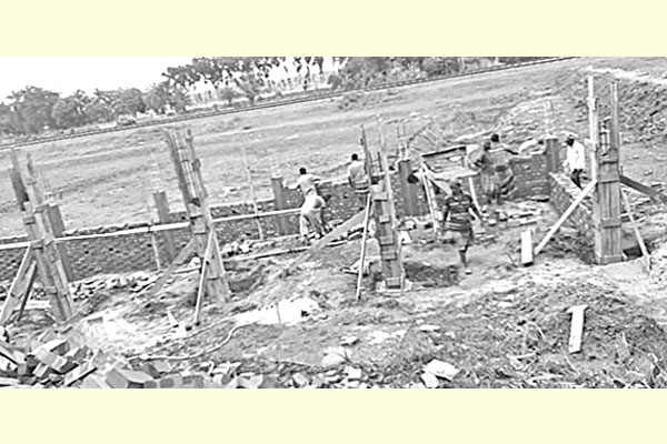রেলের জমিতে স্থাপনা নির্মাণ করে বিক্রি