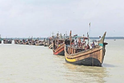 আজ মধ্যরাত থেকে সাগরে মাছ ধরায় নিষেধাজ্ঞা