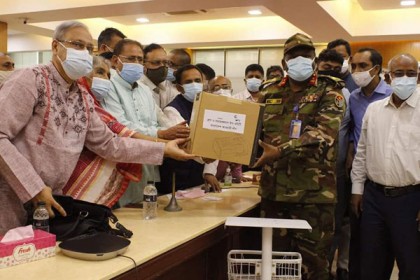 চার হাসপাতালে হাই-ফ্লো নজেল ক্যানোলা দিল আওয়ামী লীগের ত্রাণ কমিটি 

