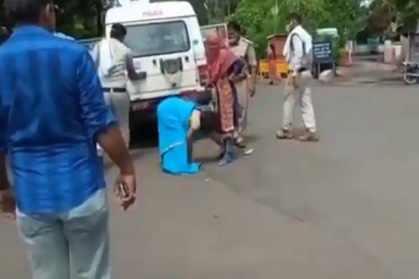 মাস্ক না পরায় মেয়ের সামনে মাকে রাস্তায় ফেলে পুলিশের মারধর (ভিডিও)