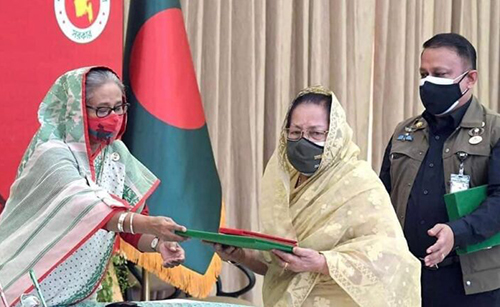 স্বামীর স্বাধীনতা পুরস্কার প্রধানমন্ত্রীর হাত থেকে গ্রহণ করলেন বজলুর রহমানের সহধর্মিণী