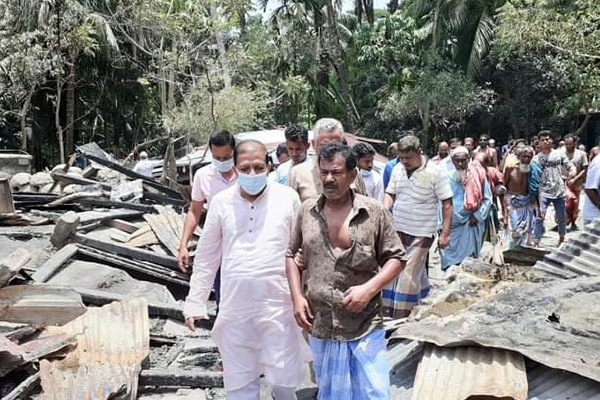 বরিশালের শায়েস্তাবাদে আগুনে পুড়েছে ৬ বসতঘর