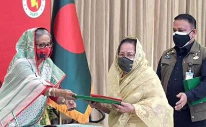 স্বামীর স্বাধীনতা পুরস্কার প্রধানমন্ত্রীর হাত থেকে গ্রহণ করলেন বজলুর রহমানের সহধর্মিণী