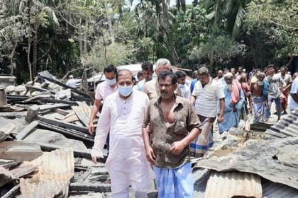 বরিশালের শায়েস্তাবাদে আগুনে পুড়েছে ৬ বসতঘর