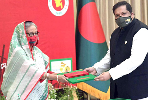 বাবার স্বাধীনতা পুরস্কার গ্রহণ করলেন ক্রীড়া প্রতিমন্ত্রী জাহিদ আহসান রাসেল