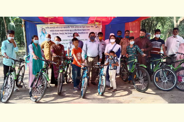 কুমিল্লায় ক্ষুদ্র নৃগোষ্ঠীর শিশুরা পেল সাইকেল-শিক্ষা উপকরণ