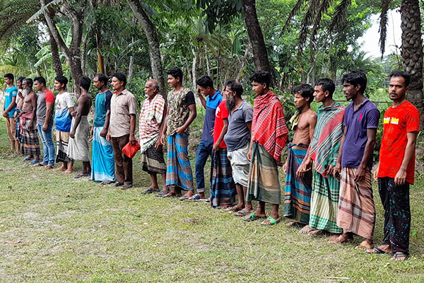রাজাপুরে খাল খননের দাবিতে কৃষকদের মানববন্ধন