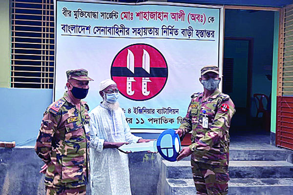 গৃহহীন বীর সেনা মুক্তিযোদ্ধার কাছে বাড়ির চাবি হস্তান্তর