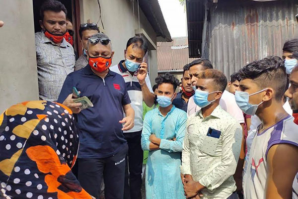 নোয়াখালীতে অগ্নিকাণ্ডে ক্ষতিগ্রস্ত বিধবার পাশে এমপি একরাম 

