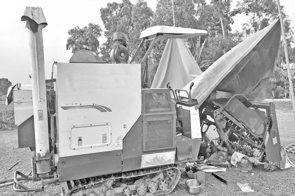 হার্ভেস্টার কিনে ঠকছেন কৃষক
