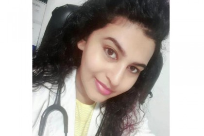 মৃত্যুর আগে মুসলিম করোনা রোগীকে পবিত্র কালেমা পড়ে শোনালেন হিন্দু ডাক্তার

