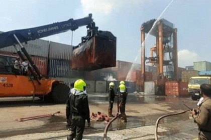 বন্দর ইয়ার্ডে আমদানি পণ্যের কনটেইনারে আগুন

