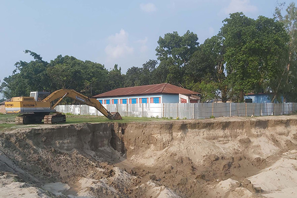 অবৈধভাবে বালু উত্তোলন, ঝুঁকির মুখে স্কুল