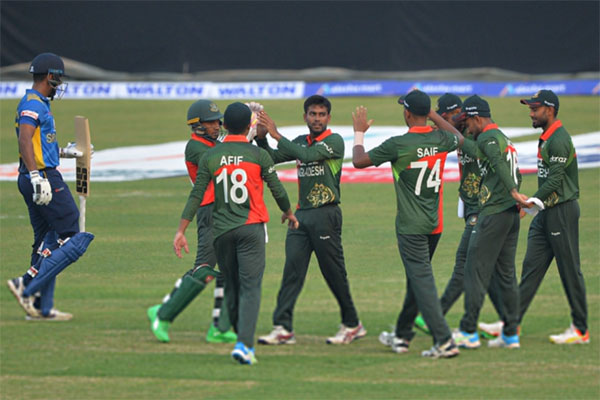 মিরাজের ঘূর্ণিতে চাপে শ্রীলঙ্কা


