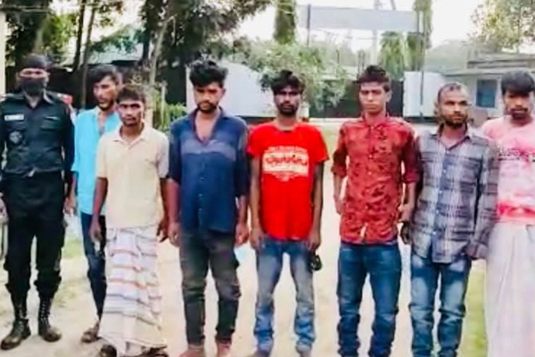 সাভারে দেশীয় অস্ত্রসহ ৪ সন্ত্রাসী আটক