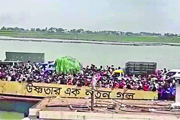 ঢাকা ফেরা যাত্রীদের সড়ক ও ফেরিঘাটে ভোগান্তি
