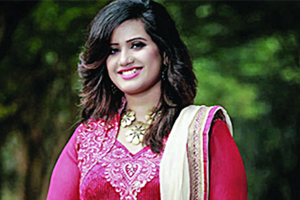 ন্যানসির কণ্ঠে ‘শুকনো মোমবাতি’