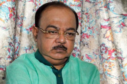 হাসপাতাল থেকে বন্ডে সই করে বাড়িতে শোভন

