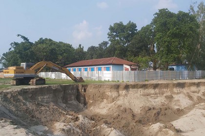 অবৈধভাবে বালু উত্তোলন, ঝুঁকির মুখে স্কুল